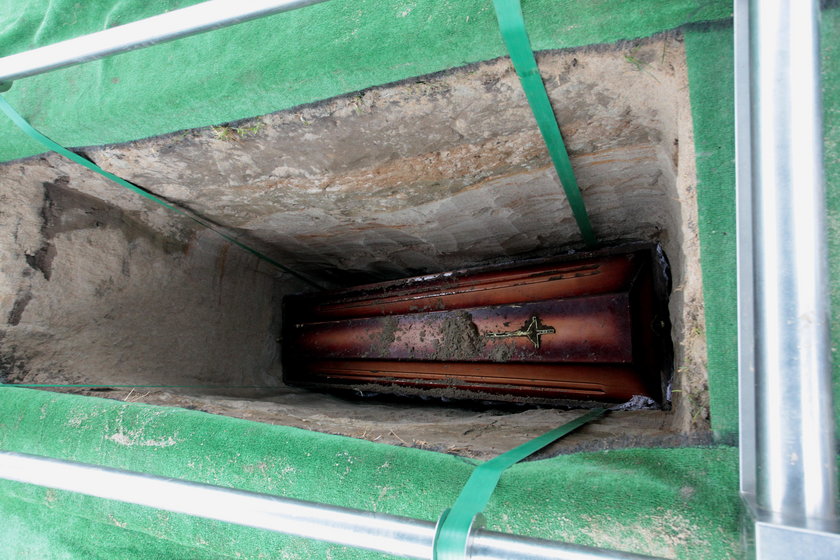 Przez prawie miesiąc trumna z ciałem Jana Kloskowskiego leżała w grobie pełnym śmieci. Godny pochówek odbył sie dopiero w piątek 21 października