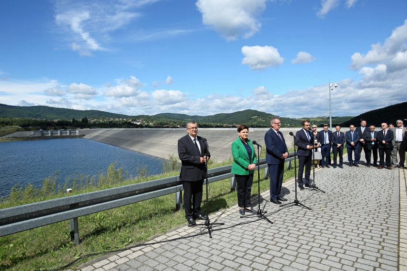 Szydło chwali się zakończoną inwestycją. Wójt: "to ciągle plac budowy"