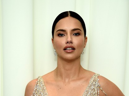 Adriana Lima meztelenruhájában olyan, akár egy sellő