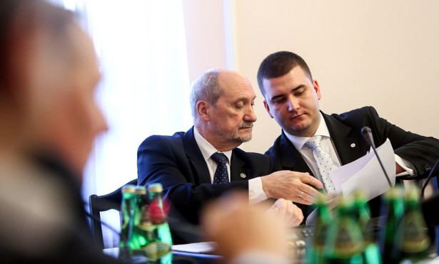 Antoni Macierewicz oraz rzecznik prasowy MON Bartłomiej Misiewicz