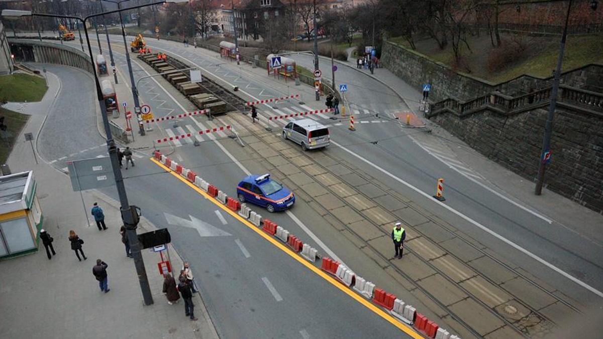 Kierowcy w stolicy do 17 października muszą uzbroić się w cierpliwość. W nocy z soboty na niedzielę ruszył remont Trasy W-Z. Do 1 września Most Śląsko-Dąbrowski będzie dostępny tylko dla autobusów. Skalę utrudnień będzie można ocenić w poniedziałek rano, gdy tysiące warszawiaków będzie próbowało dotrzeć do pracy.