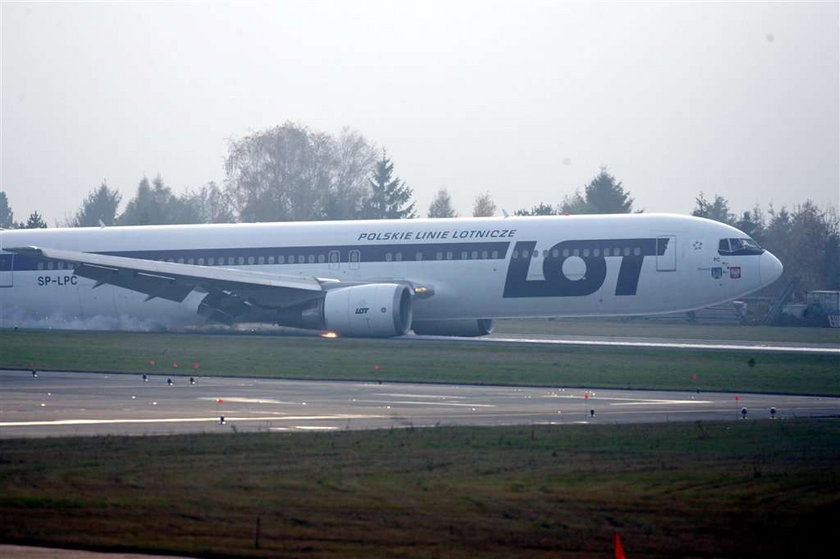 Lądowanie Boeinga 767 w asyście myśliców