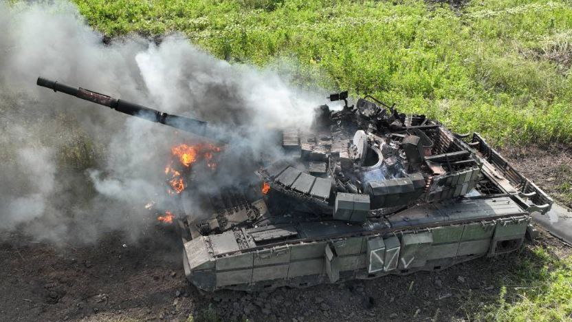 Zniszczony rosyjski zmodernizowany czołg.