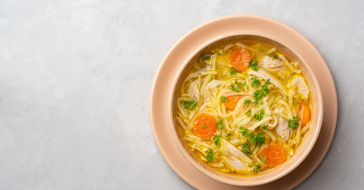 Prosty sposób na intensywny kolor rosołu. Dodaj łyżeczkę na początku gotowania