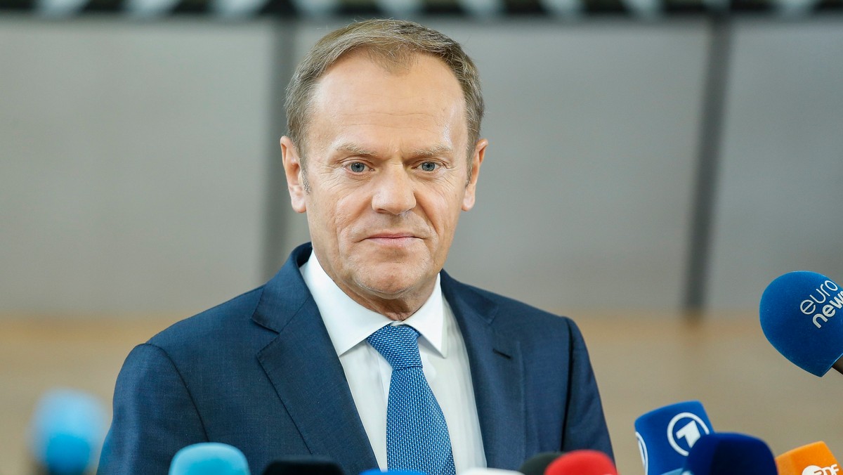 Jesteśmy jednomyślni co do sposobu prowadzenia przyszłych rozmów. Najważniejsze to zagwarantowanie praw naszych obywateli – powiedział w Brukseli Donald Tusk, odnosząc się do wytycznych w sprawie Brexitu, jednomyślnie przyjętych przez wszystkie 27 krajów UE.