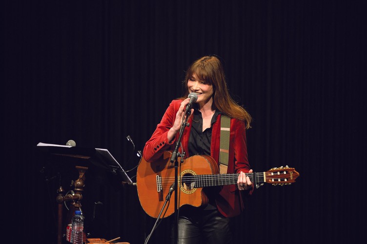 Carla Bruni intymnie w Olympii