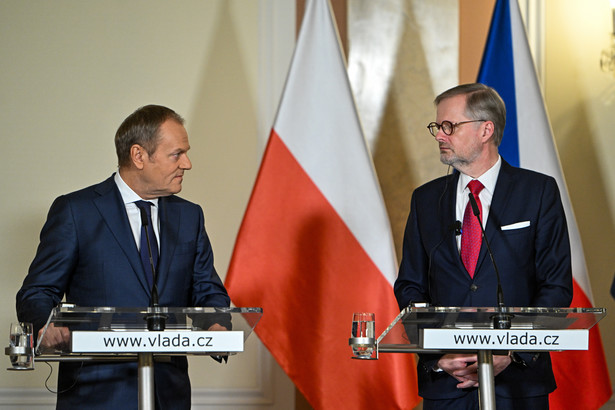 Premier Donald Tusk (L) oraz premier Czech Petr Fiala (P)