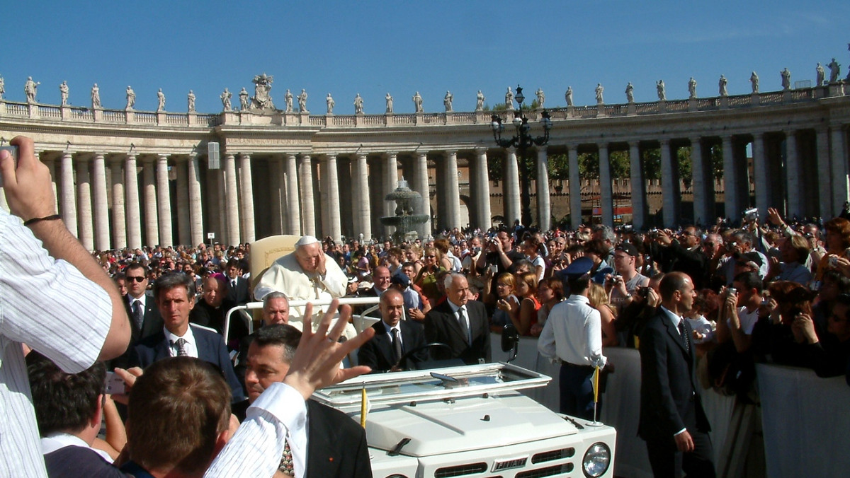 Odkryty samochód, w którym 13 maja 1981 roku na Placu św. Piotra dosięgły Jana Pawła II kule zamachowca Mehmeta Alego Agcy, można od wtorku oglądać w Muzeach Watykańskich. Fiat Campagnola dołączył do zbiorów w 34. rocznicę wyboru Karola Wojtyły na papieża.