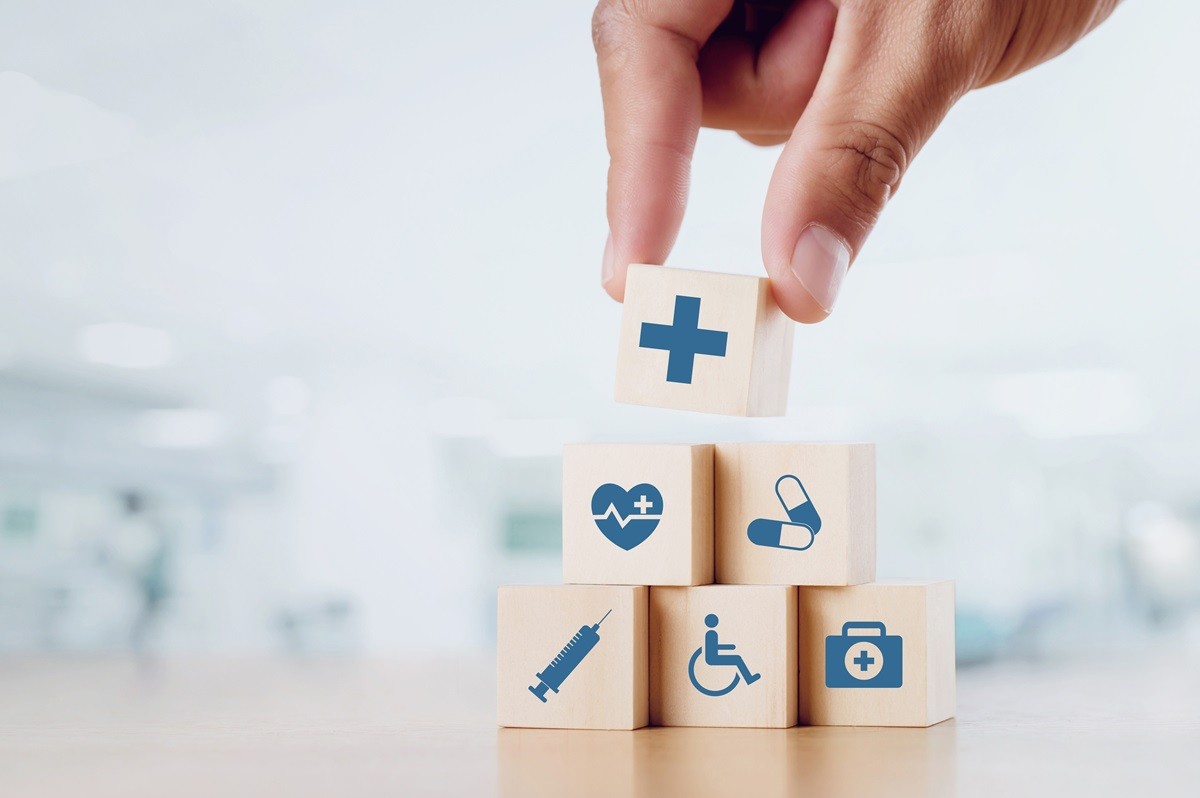 Kostki drewniane ułożone jedna na drugiej