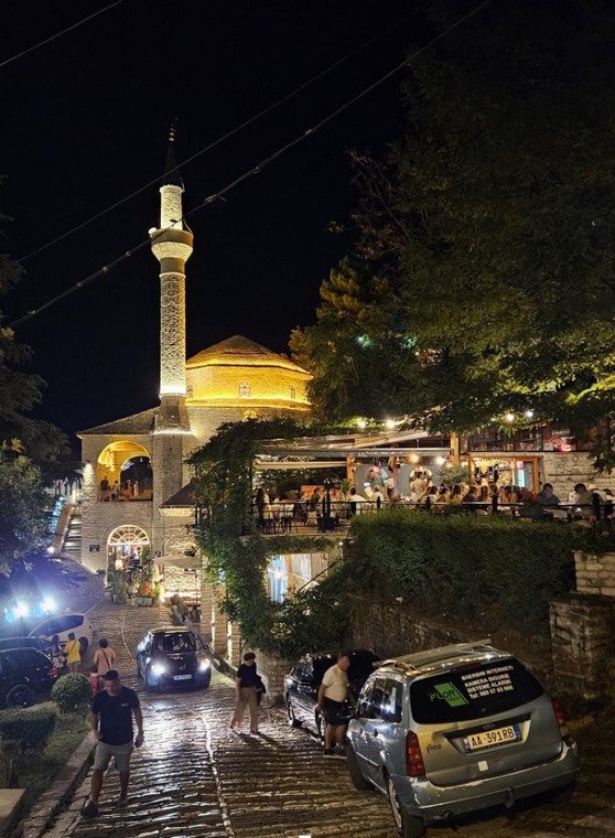 Zabytkowa Gjirokastra, zwana miastem tysiąca schodów