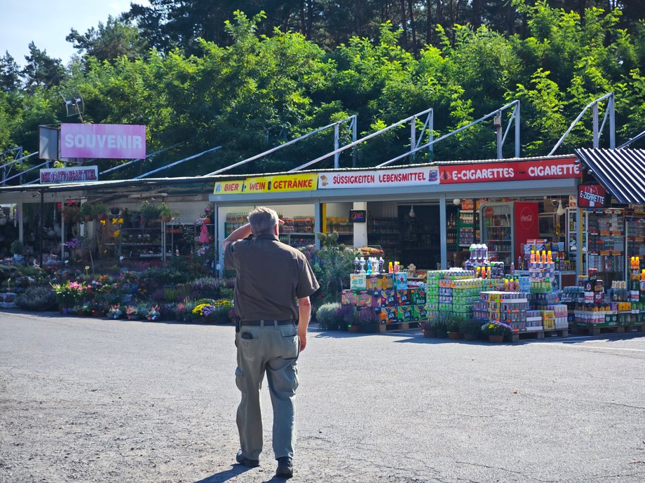 Klient podczas zakupów na targowisku