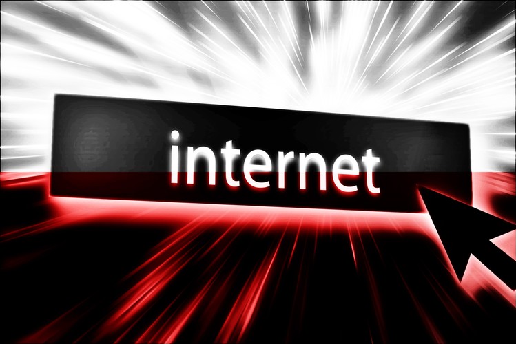 <b>20 października 1993 - Polish Home Page</b>
<br><br>
Wydział Fizyki Uniwersytetu Warszawskiego uruchamia projekt (Polish Home Page) Polska Strona Domowa, który możemy uznać za pierwszy polski serwis internetowy.