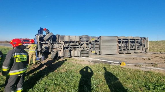 TIR wywrócił się przed węzłem Tarnów-Centrum na autostradzie A4