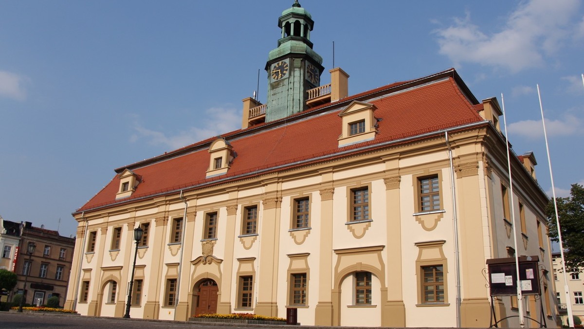 Liczący 260 lat budynek ratusza w Rawiczu przechodzi kompleksowy remont. Po zakończeniu prac w jedenastu pomieszczeniach na powierzchni blisko 500 m kw. znajdzie się Muzeum Ziemi Rawickiej, a także sala, w której mają odbywać się koncerty. Budynek ma pełnić również rolę centrum kultury i miejsca spotkań dla mieszkańców przy kawie.