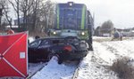 Co za tragedia! Kierowca wjechał pod lokomotywę. Nie miał szans... Zdjęcia z wypadku są porażające