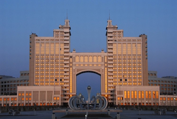 Środki na budowę monumentalnej stolicy Kazachstan zawdzięcza bogatym złożom surowców naturalnych. W kraju tym występują znaczne zasoby węgla kamiennego, ropy naftowej, gazu ziemnego, a także rudy żelaza, miedzi, cynku, ołowiu, fosforytów, chromu, manganu, srebra i złota. Wyprzedzając kilka lat temu Kanadę Kazachstan zajął pozycję lidera w wydobyciu rud uranu. Na zdjęciu: Ministerstwo Ropy Naftowej i Gazu