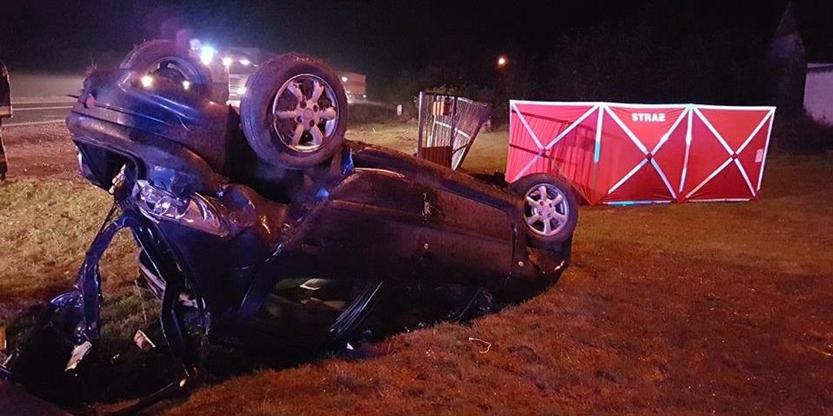 Auto dachowało, pasażerowie zginęli. Za kierownicą nastolatek