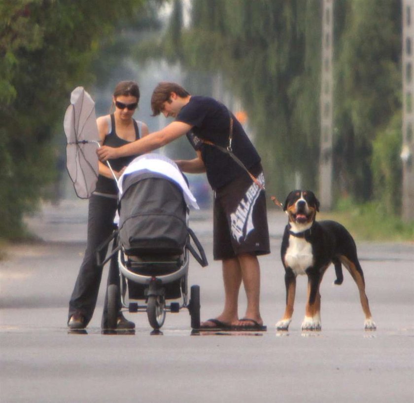 Dowbor i Koroniewska na spacerze z córeczką