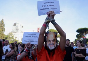Demonstrant sa likom premijera Albanije i natpisom: "Optuženi Edi Rama ja izdajica nacije" na protestu u Tirani 13. juna