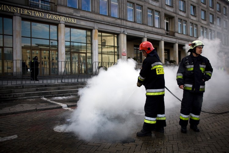 Związkowcy z 'Sierpnia 80' protestowali w Warszawie przeciw kryzysowej polityce rządu