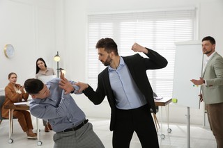 Bójka może być potraktowana jako wypadek przy pracy