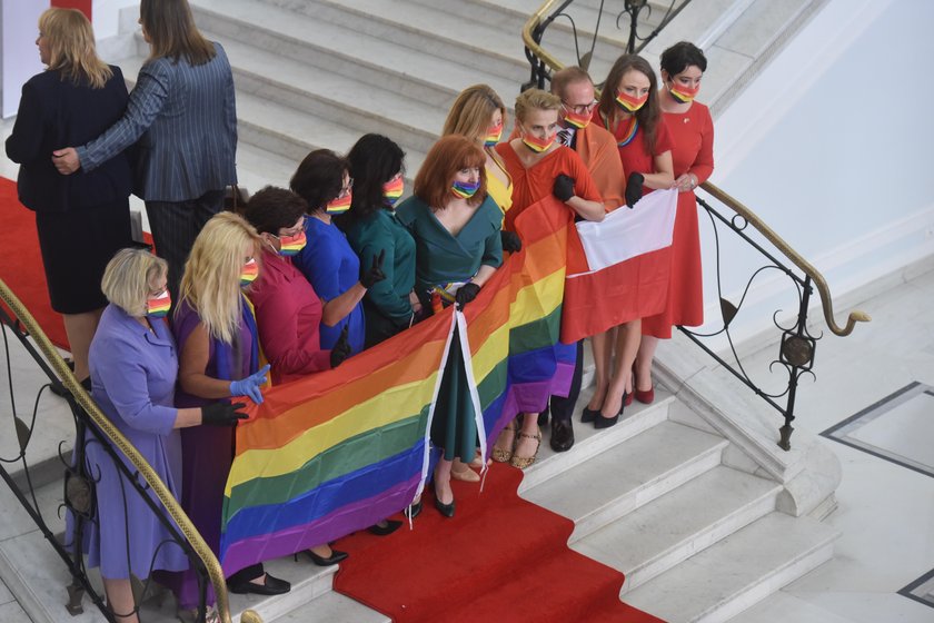 Posłowie Lewicy w trakcie zaprzysiężenia Dudy