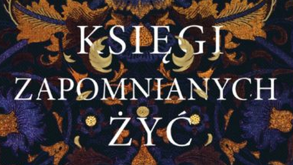 "Księgi zapomnianych żyć" to niesamowita historia o zakazanej miłości, lojalności, przyjaźni i wielkiej, magicznej mocy książek. Emmet Farmer jest dobrym, pracowitym synem, który każdy dzień spędza na roli, pomagając rodzicom związać koniec z końcem. Wszystko się zmienia, gdy otrzymuje list z wezwaniem do odbycia praktyk w pracowni Seredith, kobiety zajmującej się tajemniczym procesem oprawiania książek. Przeczytaj fragment tej niezwykłej historii.