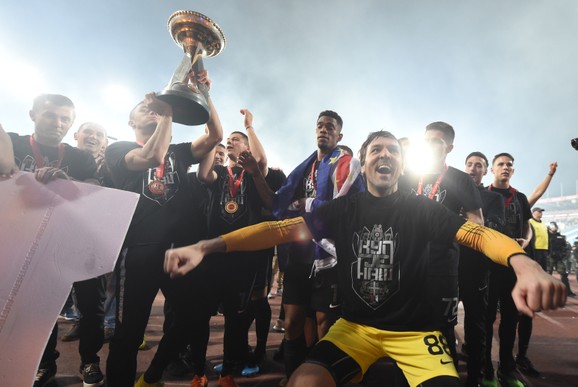 Stojković sa saigračima slavi osvajanje Kupa Srbije