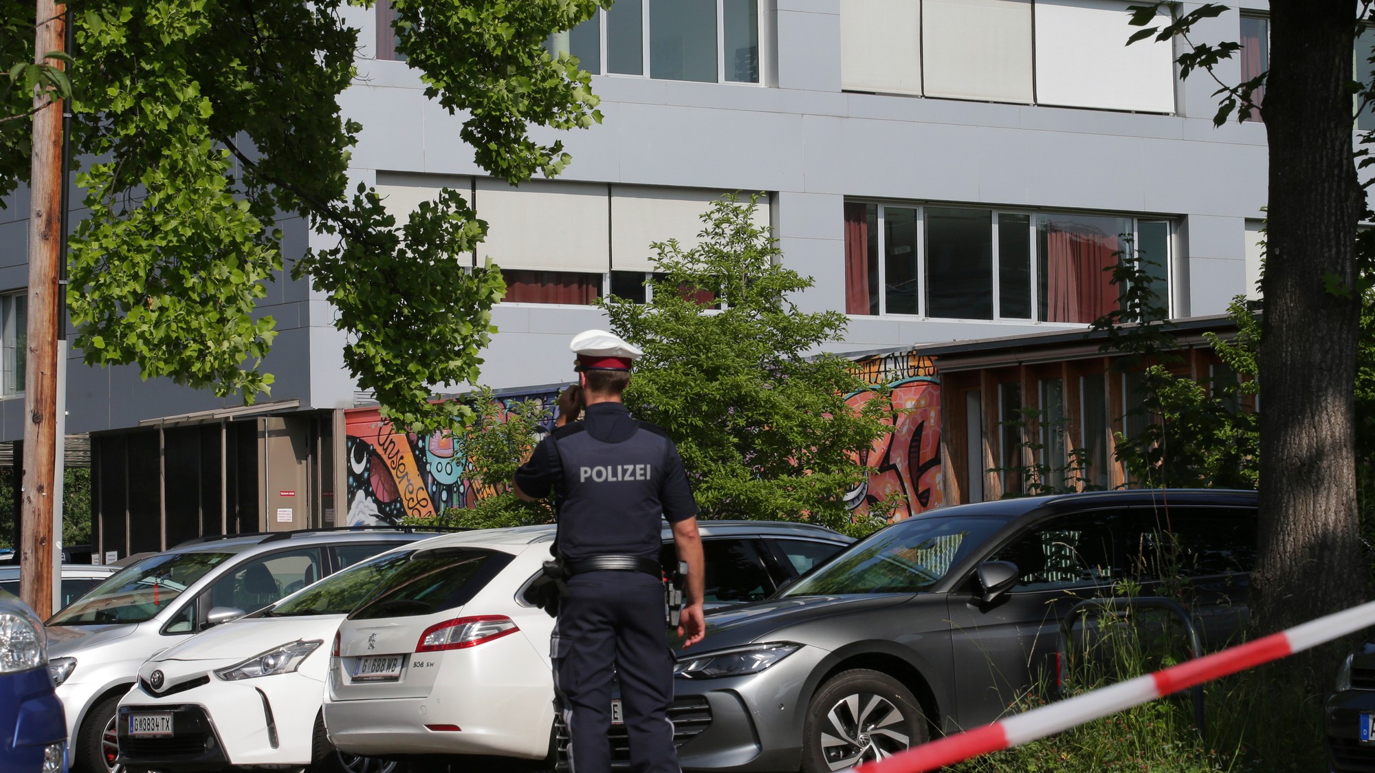 Rakúska polícia pri strednej škole v meste Graz.