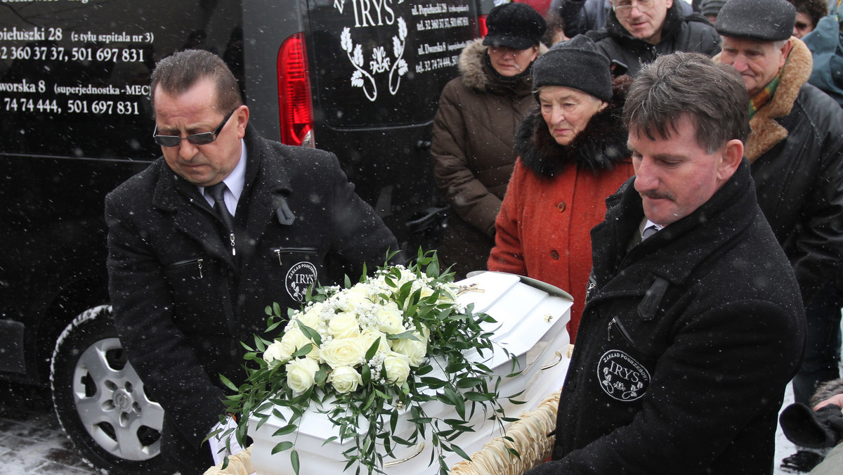 Zakończył się już pogrzeb półrocznej Madzi. W uroczystości wzięło udział kilkaset osób, które wypełniło kościół pw. św. Józefa Rzemieślnika w Sosnowcu. Oprócz członków rodziny dziewczynkę przyszli pożegnać także mieszkańcy Sosnowca, wstrząśnięci tragedią sprzed trzech tygodni.