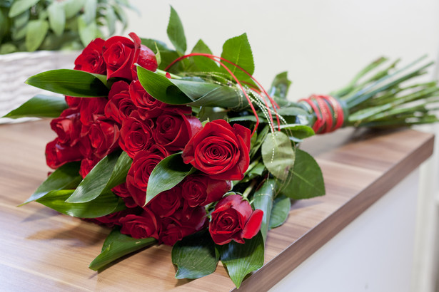 Bronisze: Wzrosła sprzedaż róż na walentynki. Kwiaty są droższe niż rok temu