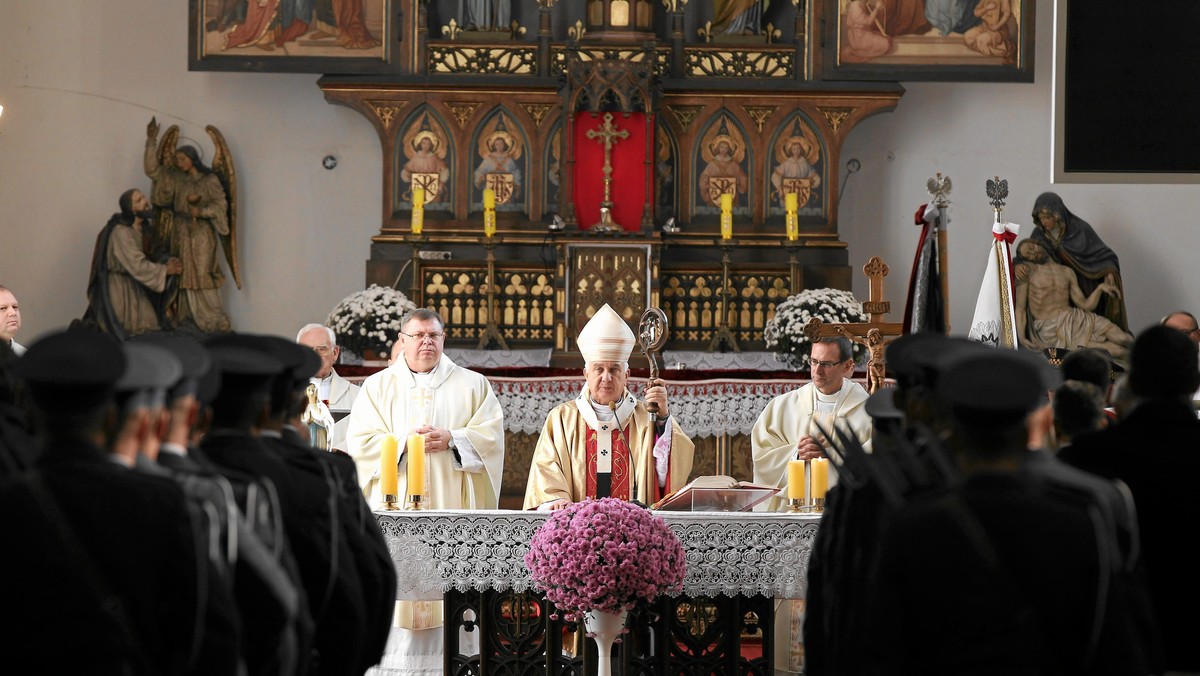 Ponad sto osób uczestniczyło w niedzielę w Olsztynie w marszu i apelu pamięci poświęconym ofiarom katastrofy smoleńskiej. Uroczystości poprzedziła msza św., na której abp. Wojciech Ziemba mówił, że "ta katastrofa jest przestrogą dla wszystkich żyjących".