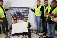 Rolnicy okupują Sejm. Rozpoczęli strajk i wezwali premiera