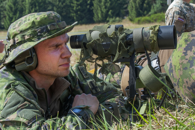 Fiński snajper podczas zawodów snajperów krajów NATO i partnerskich w Niemczech w 2018 r.