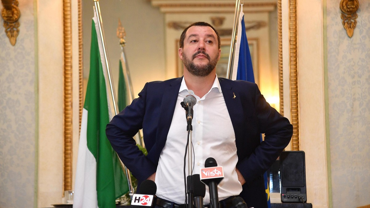 Włoski minister spraw wewnętrznych Matteo Salvini oświadczył, że Włochy nie wpuszczą do swoich portów dwóch statków zagranicznych organizacji pozarządowych, które znajdują się na wodach libijskich. Według Salviniego jednostki te czekają tam na migrantów, by zabrać ich z łodzi i pontonów.