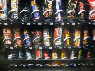 W niedzielę nie kupisz napoju w automacie? Niespodziewane konsekwencje ustawy