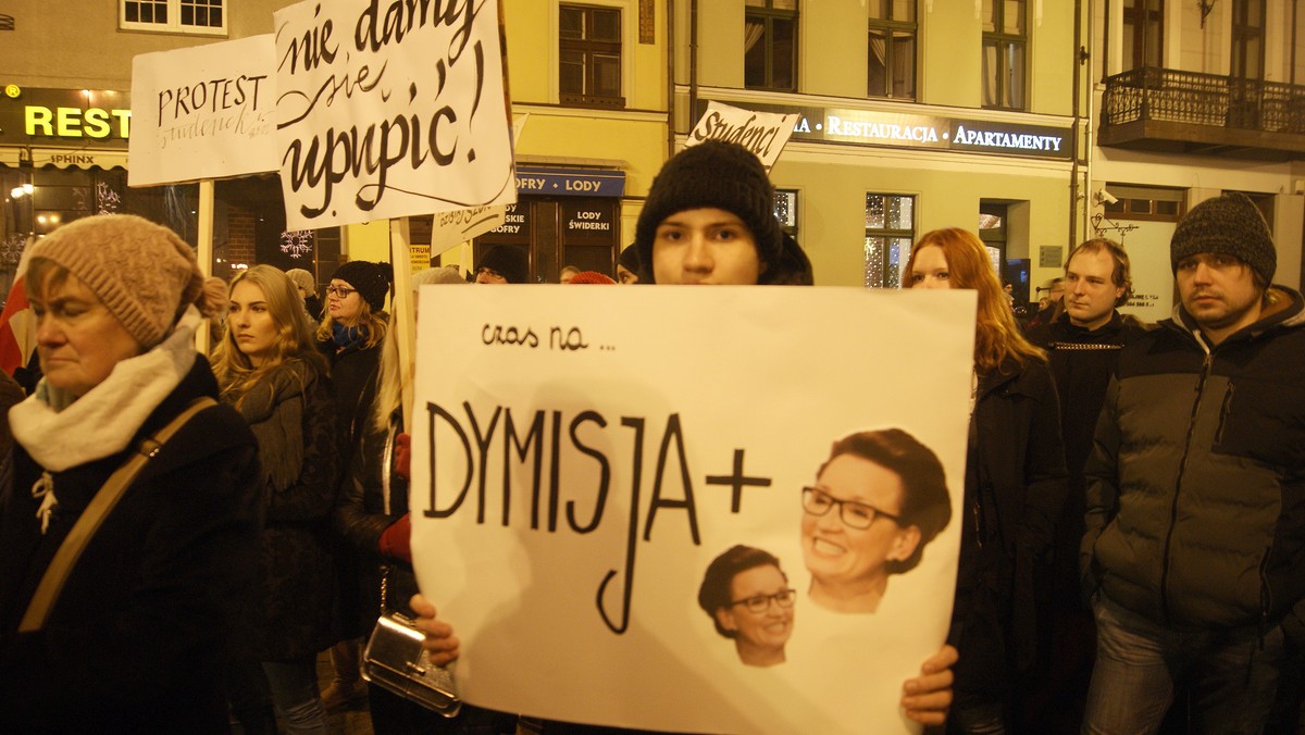 Kilkudziesięciu studentów z uniwersytetu trzeciego wieku wsparło dzisiejszy protest żaków, którzy manifestowali swój sprzeciw wobec rządu pod pomnikiem Kopernika. I starsi, i młodsi nie ukrywali, że boją się władzy Prawa i Sprawiedliwości.