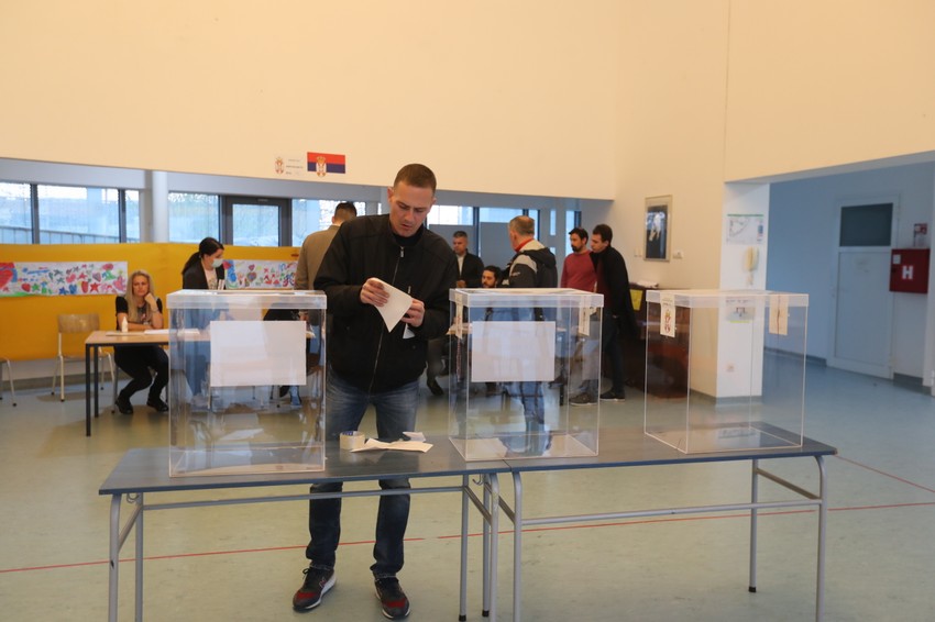 Ne možemo da donesemo odluku da DS izlazi na jedne izbore, a na druge ne, kaže Zoran Lutovac