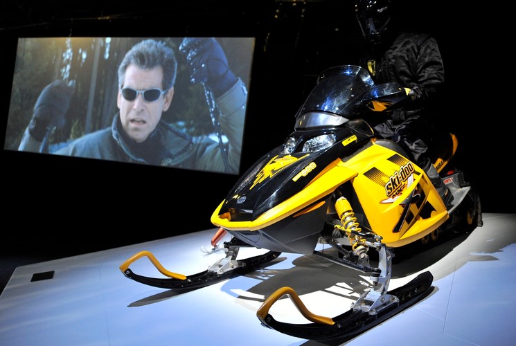 Skuter śnieżny z filmu 'Świat to za mało' (1999)
