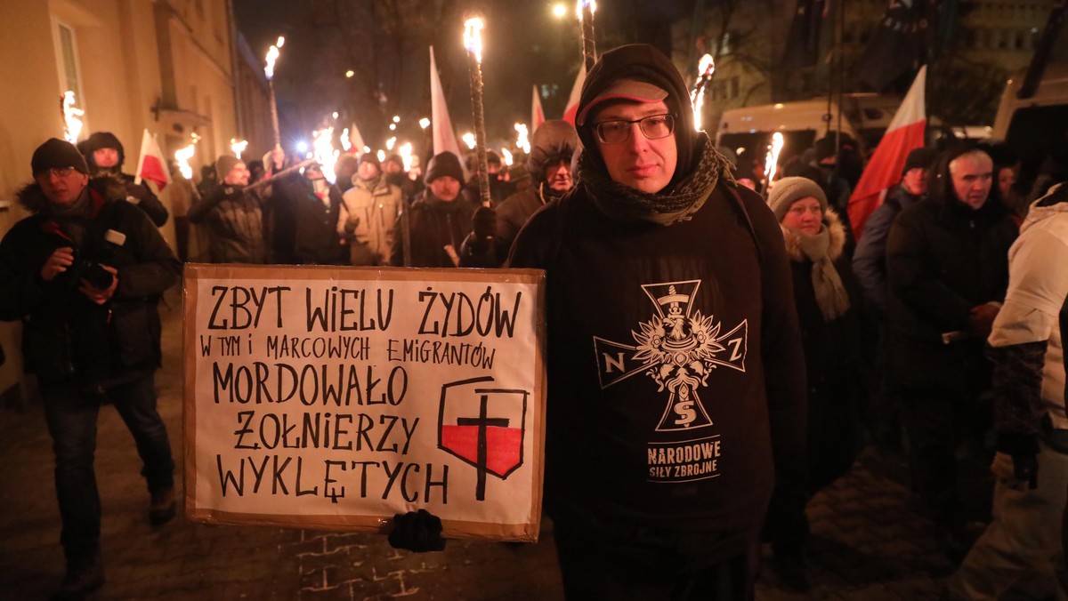 Rzecznik Praw Obywatelskich zajął się sprawą zatrzymania przez policję pracownika UW Rafała Suszka podczas demonstracji w Narodowym Dniu Pamięci Żołnierzy Wyklętych - 1 marca. RPO zwrócił się do Komendanta Stołecznego Policji z prośbą o przedstawienie stanowiska w tej sprawie.