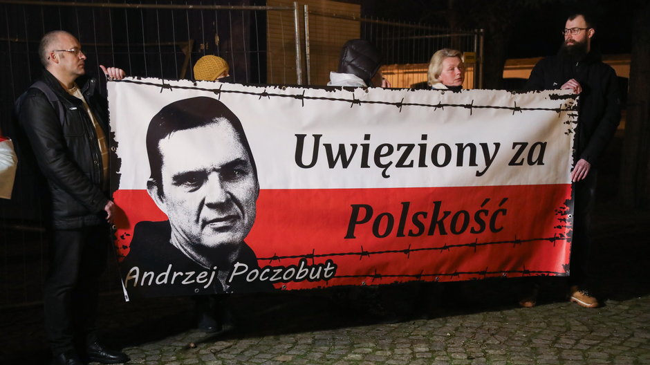 Akcja solidarności z uwięzionym Andrzejem Poczobutem organizowana przez Związek Polaków na Białorusi i Podlaski Oddział Stowarzyszenia "Wspólnota Polska" w Białymstoku, 26 lutego 2024 r.