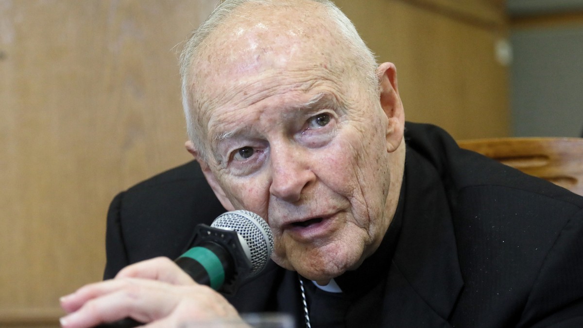 87-letni kardynał Theodore McCarrick został oskarżony o molestowanie seksualne. O sprawie byłego arcybiskupa Nowego Jorku i Waszyngtonu został już poinformowany Watykan, który zawiesił hierarchę do czasu podjęcia w jego sprawie ostatecznej decyzji. Oskarżenia wyszły od osoby, która w latach 70. jako nastolatek była ministrantem.