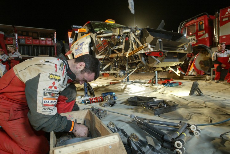 ... 5 ciężarówek wiozących opony, sprzęt, części zapasowe i pozostałe wyposażenie dla zespołu