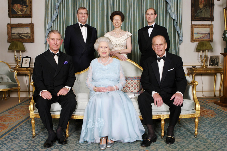 Królowa Elżbieta II, książę Filip i ich dzieci: Karol, Andrzej, Anna i Edward