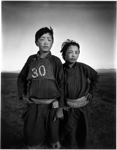 • Fotoreportaż - I miejsce w kategorii SPORT

Autor: Tomasz Gudzowaty, Fundacja Yours Gallery
Mongolia. Mali jeźdźcy - mongolskie dzieci biorące udział w corocznych wyścigach konnych z okazji narodowego święta Naadam w okręgu Baganuur w prowincji Ułan Bator.
Sierpień 2008