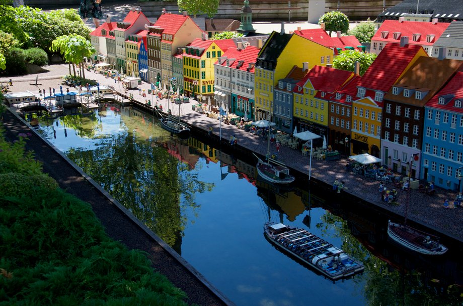 Odwzorowano też popularne miejsca i atrakcje turystyczne na świecie. Na przykład Nyhavn - kanał i ulica w Kopenhadze...