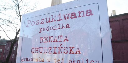 Pod domami pedofilów FAKT stawia znaki! ZOBACZ