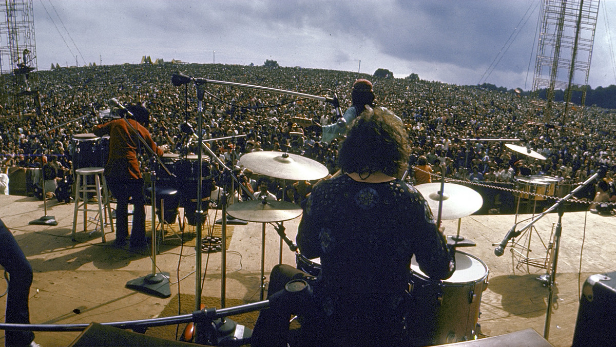 Jeden z organizatorów festiwalu Woodstock, Michael Lang, ogłosił, że w związku z 50-leciem imprezy w sierpniu odbędzie się wielka jubileuszowa feta. W 1969 roku na farmie Maxa Yasgura w Bethel blisko 400-tysięczny tłum bawił się do muzyki m.in. Jimiego Hendrixa, Janis Joplin, The Who, Joe'ego Cockera i Carlosa Santany. Była to, jak powiedziała Joni Mitchell, "iskra piękna".