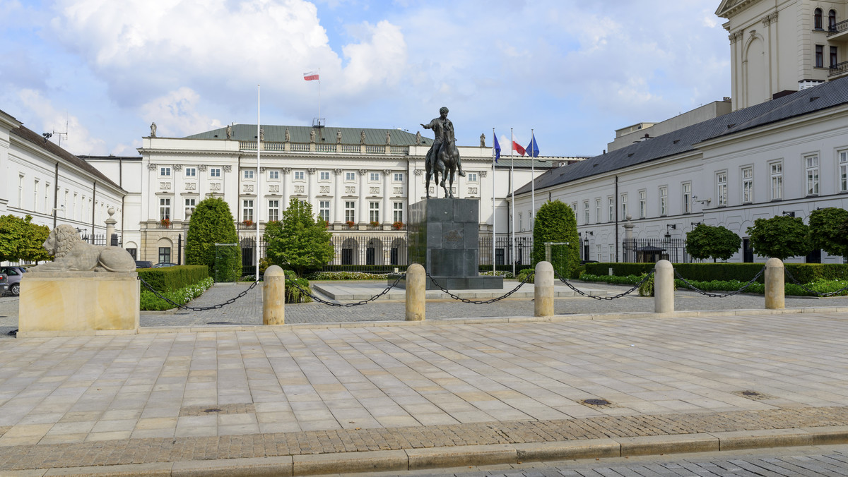 Przedstawiciele ruchów obywatelskich - m.in. Obywateli RP i Wolnych Sądów - zebrali się w wigilijne popołudnie przed Pałacem Prezydenckim, aby zaprotestować m.in. przeciwko zmianom w sądownictwie.