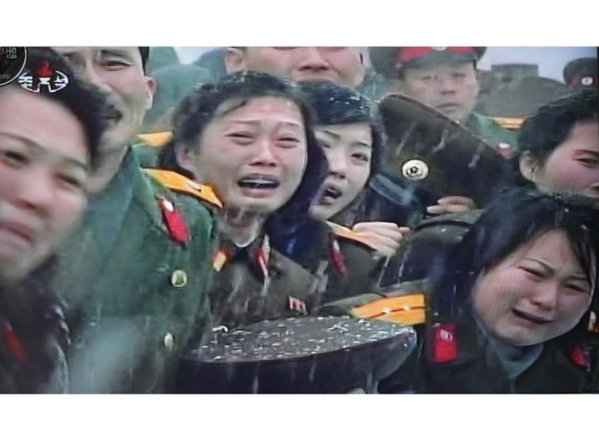 Kamery - podobnie jak po podaniu informacji o śmierci Kima - pokazywały tłumy płaczących ludzi